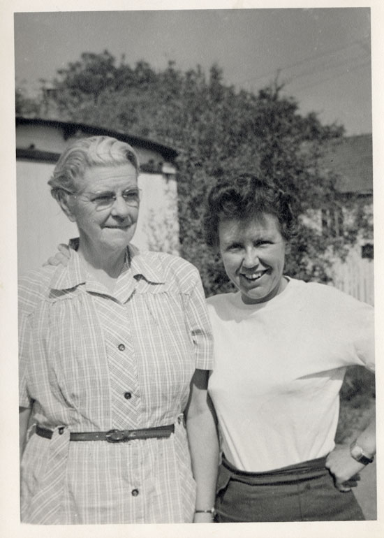 Wynona Mulcaster is pictured with her mother in an undated photo. (Photo: University of Saskatchewan, University Archives and Special Collections, Mac and Beth Hone fonds; MG183/7.1/23. “Nonie Mulcaster and her mother”, no date, photographer unknown.)