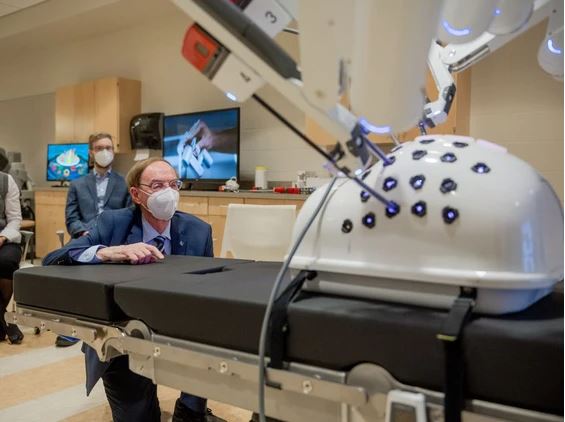 Merlis Belsher (BComm'57, LLB'63, LLD'18) admires the Da Vinci surgery system. PHOTO BY COURTESY SPH FOUNDATION /Courtesy SPH Foundation